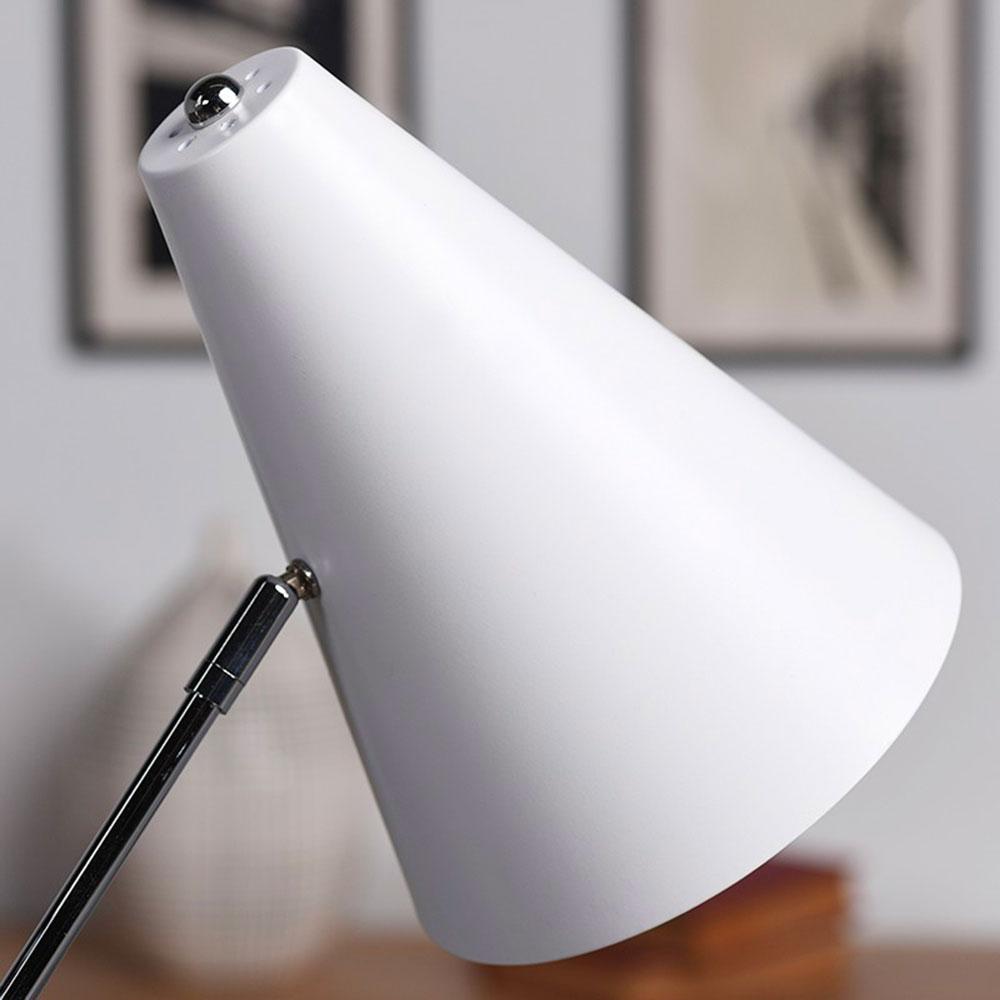 Apportez une touche artistique à votre intérieur avec la lampe Tivat 2. Son design contemporain et ses finitions sophistiquées en font un point focal élégant dans votre salon.