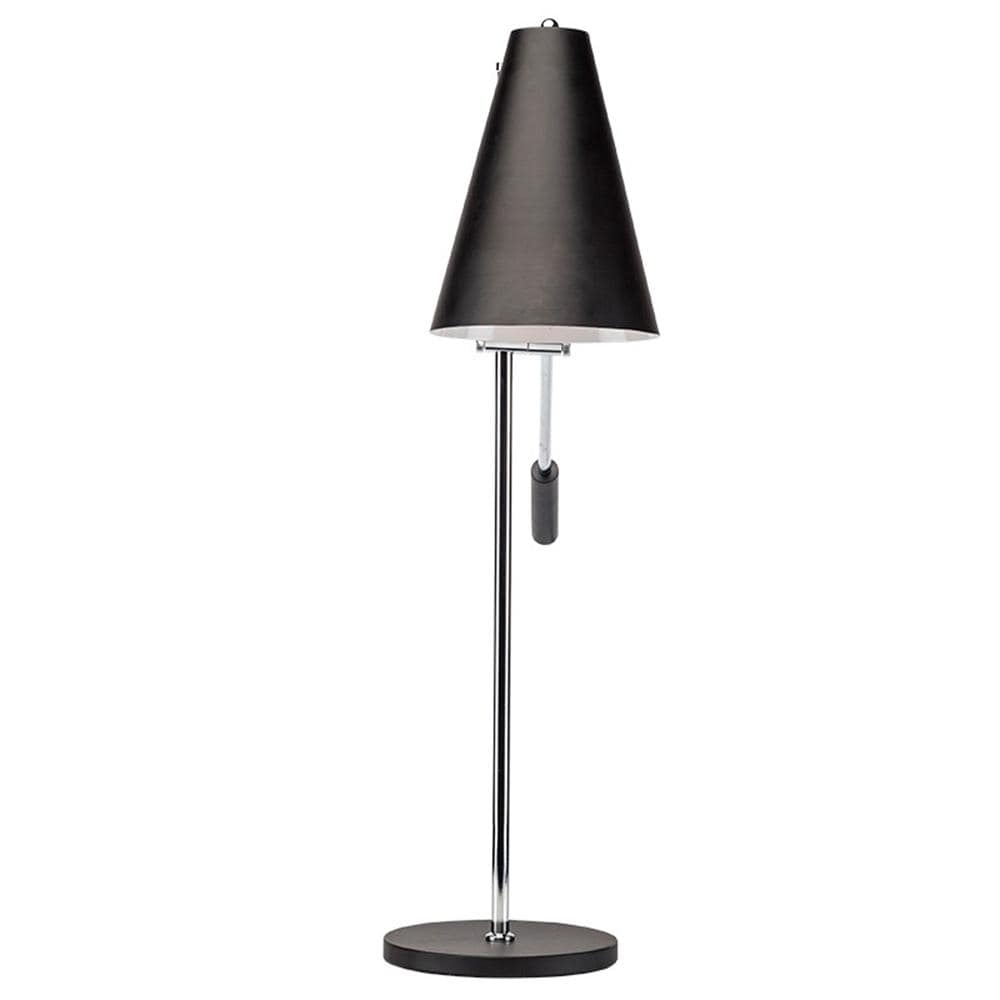 Design équilibré de la lampe de bureau Tivat par Nuevo, avec abat-jour réglable et bras évoquant une balance. Construction tout en métal pour durabilité et style.