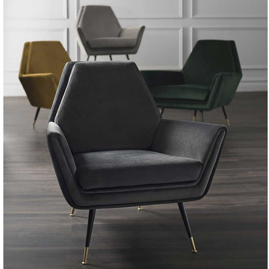 Fauteuil Vanessa : lignes nettes et audacieuses. Assise enveloppante en velours luxueux, pieds en acier noir pour un design captivant.