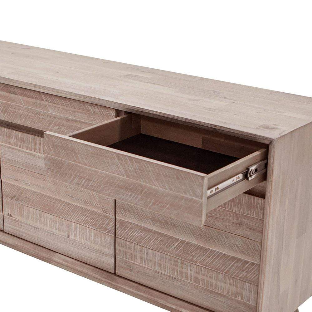 Découvrez la collection Gia : Le buffet en bois d'acacia pour un espace moderne. Brossage à l'acier, durabilité et polyvalence de rangement pour une décoration raffinée.