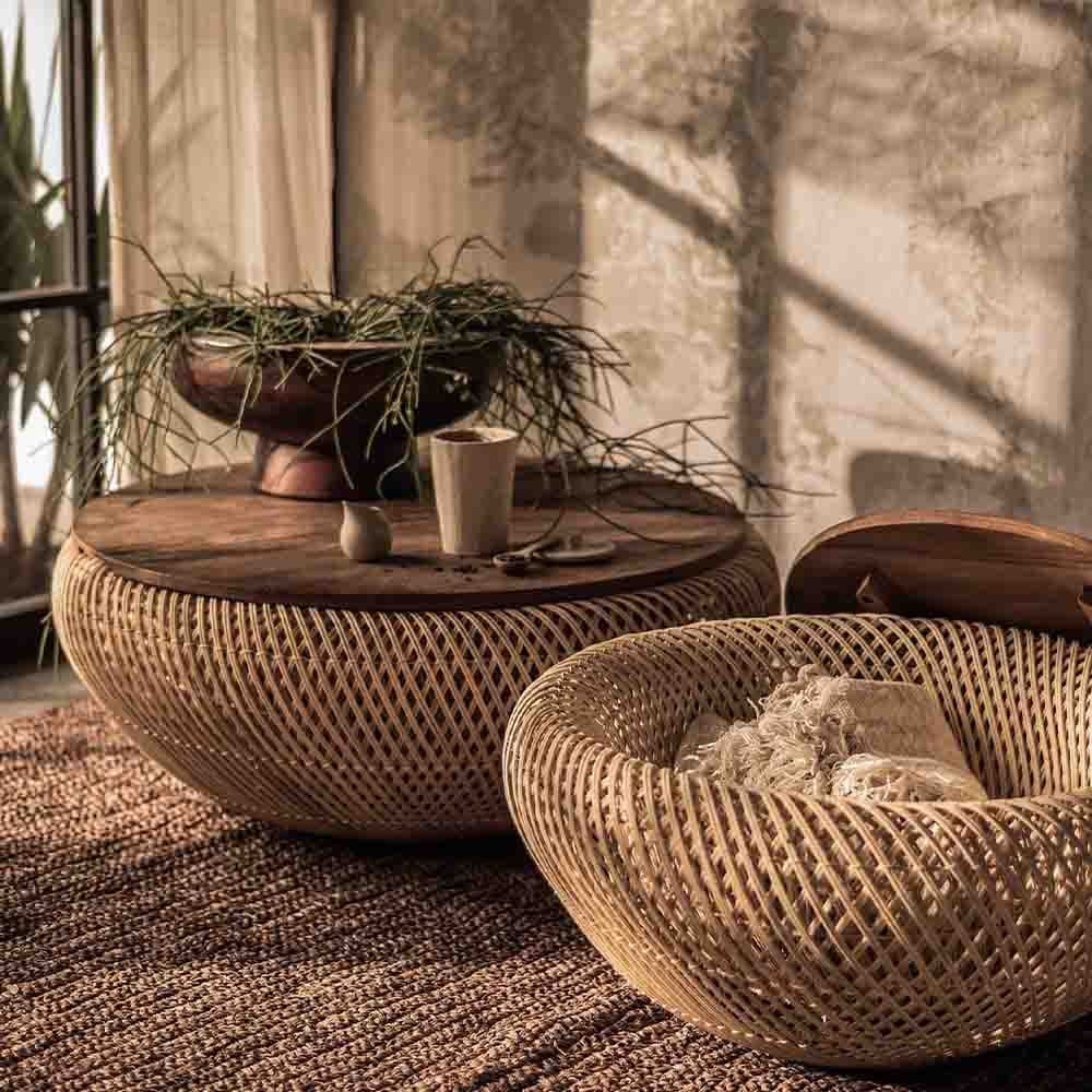 Wave : table à café alliant caractère et histoire. Plateau en teck recyclé avec des motifs naturels uniques, base en rotin tressé évoquant artisanat traditionnel et durabilité.