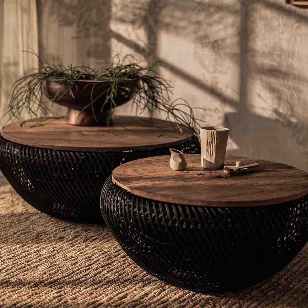 La table à café Wave marie l'éthique aux matériaux naturels. Son plateau en teck recyclé raconte une histoire unique, tandis que la base en rotin tressé évoque l'artisanat traditionnel et la durabilité.