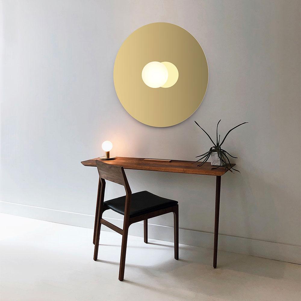 Bola Disc Flush de Pablo Designs est un système de lampe murale à LED unique et expressif, à fixer au plafond ou au mur, avec pour objectif de fournir à la fois de la lumière directe et de la lumière réfléchie.