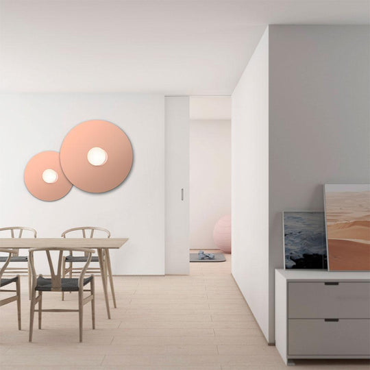 Bola Disc Flush de Pablo Designs est un système de lampe murale à LED unique et expressif, à fixer au plafond ou au mur, avec pour objectif de fournir à la fois de la lumière directe et de la lumière réfléchie.