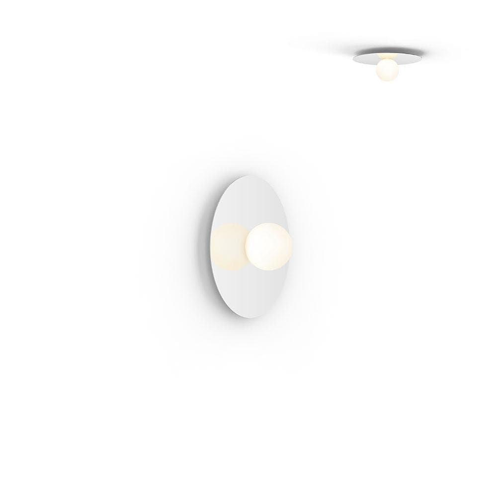 Pablo Designs Bola Disc Flush, lampe murale LED avec un globe en verre et un abat-jour en forme de disque, en aluminium, blanc, 12ʼʼ