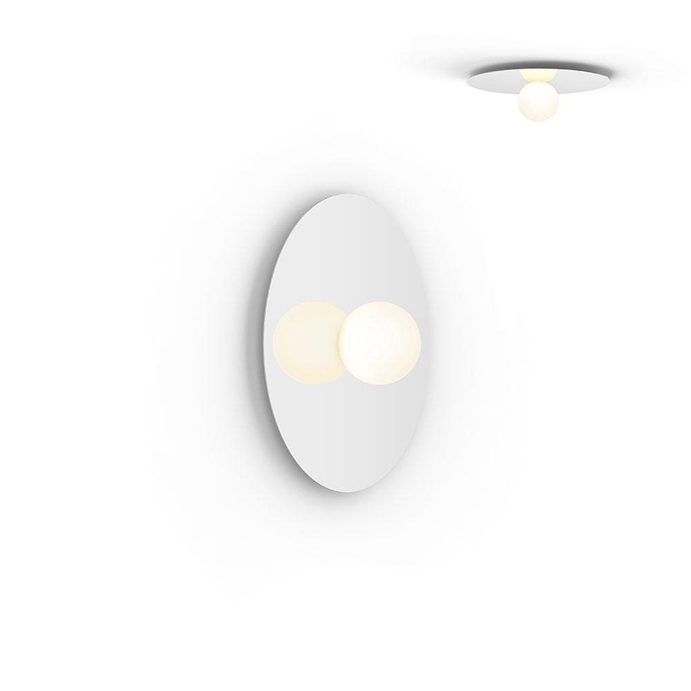 Pablo Designs Bola Disc Flush, lampe murale LED avec un globe en verre et un abat-jour en forme de disque, en aluminium, blanc, 18ʼʼ