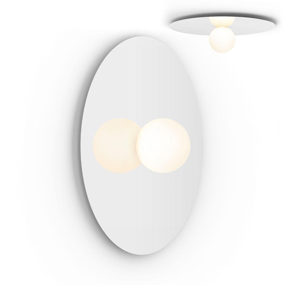 Pablo Designs Bola Disc Flush, lampe murale LED avec un globe en verre et un abat-jour en forme de disque, en aluminium, blanc, 32ʼʼ