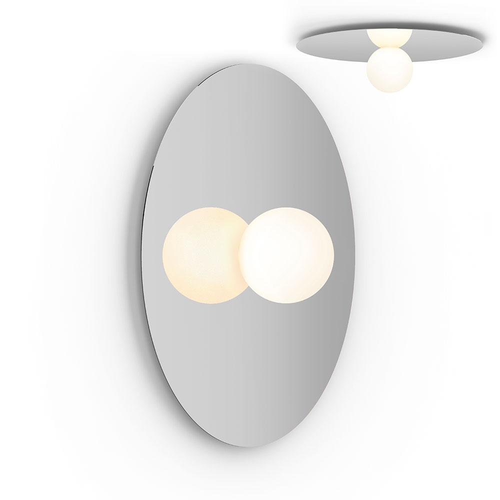 Pablo Designs Bola Disc Flush, lampe murale LED avec un globe en verre et un abat-jour en forme de disque, en aluminium, chrome, 32ʼʼ