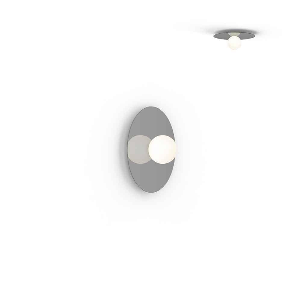 Pablo Designs Bola Disc Flush, lampe murale LED avec un globe en verre et un abat-jour en forme de disque, en aluminium, métal, 12ʼʼ