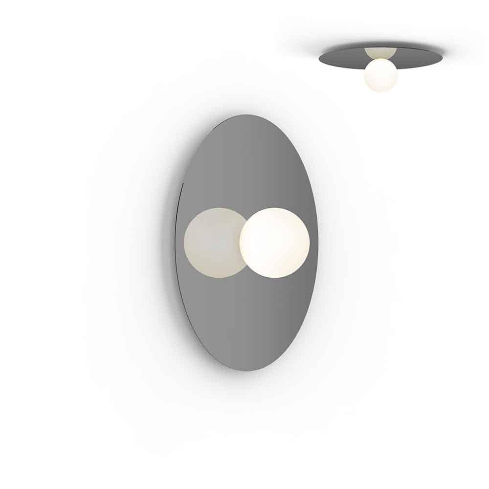 Pablo Designs Bola Disc Flush, lampe murale LED avec un globe en verre et un abat-jour en forme de disque, en aluminium, métal, 22ʼʼ