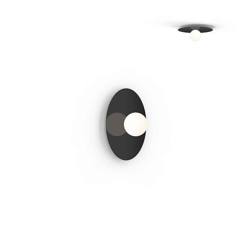 Pablo Designs Bola Disc Flush, lampe murale LED avec un globe en verre et un abat-jour en forme de disque, en aluminium, noir mat, 12ʼʼ