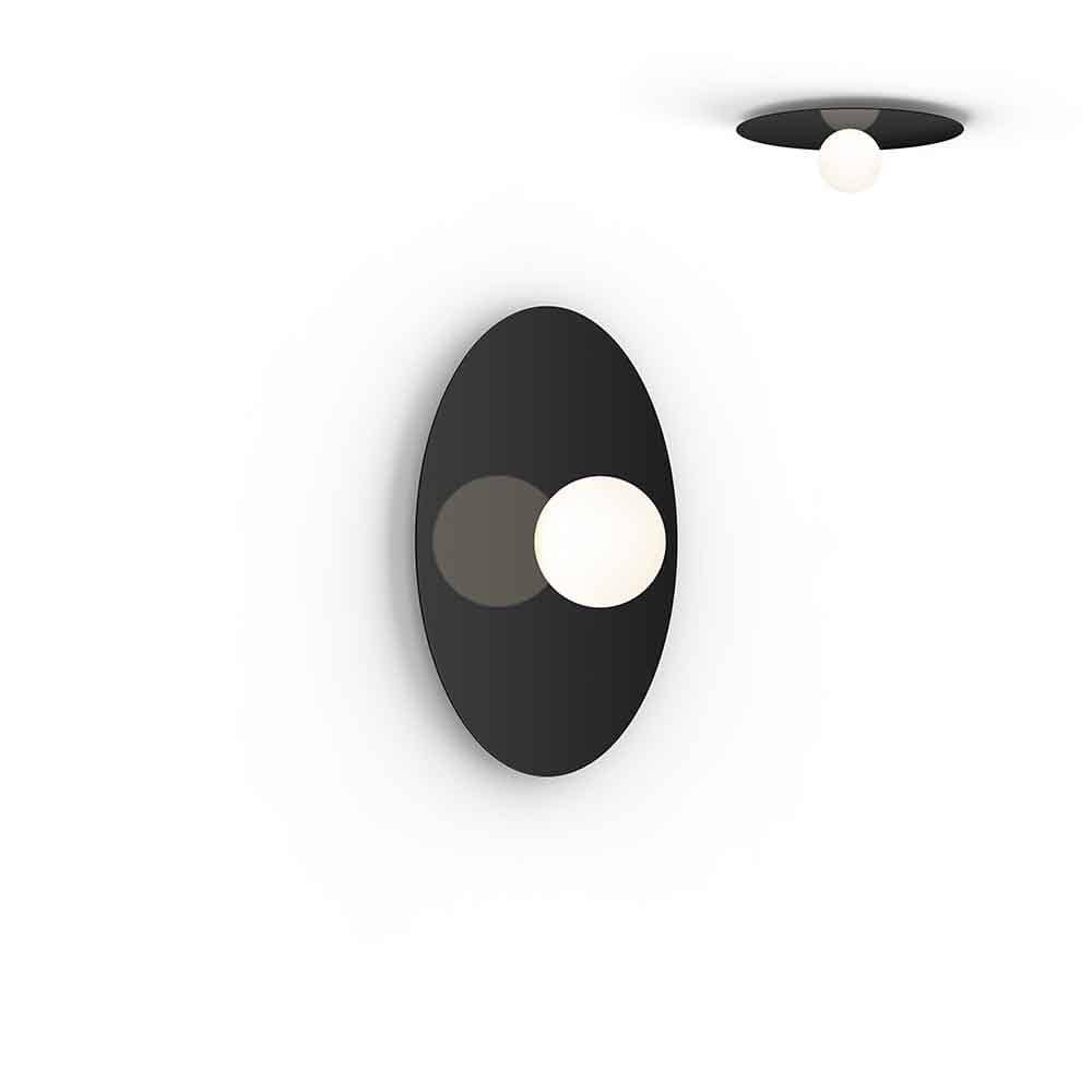 Pablo Designs Bola Disc Flush, lampe murale LED avec un globe en verre et un abat-jour en forme de disque, en aluminium, noir mat, 18ʼʼ