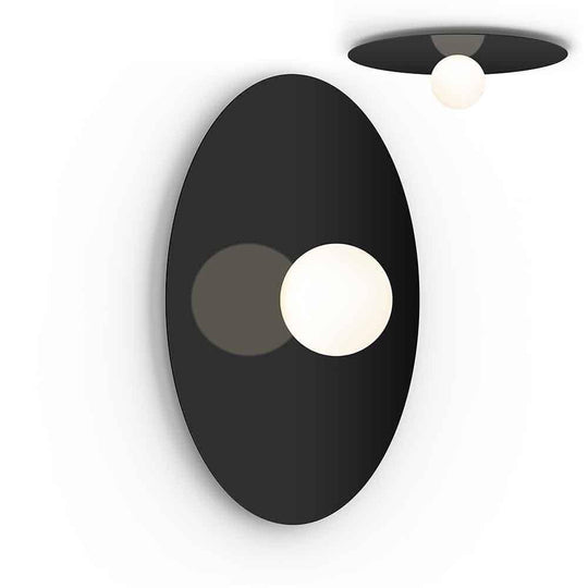 Pablo Designs Bola Disc Flush, lampe murale LED avec un globe en verre et un abat-jour en forme de disque, en aluminium, noir mat,  32ʼʼ