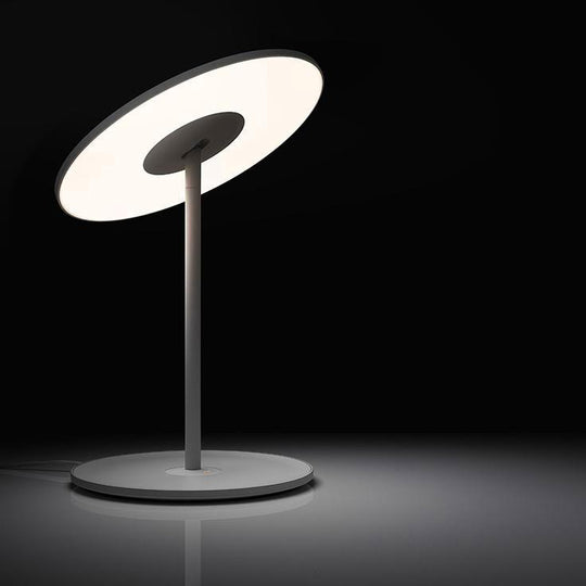 Circa de Pablo designs une lampe de table composée est un disque plat de lumière LED qui pivote sur lui-même à 360°, c'est cette mobilité qui lui permet un nombre infini de positions pour une multitude d'effets lumineux.