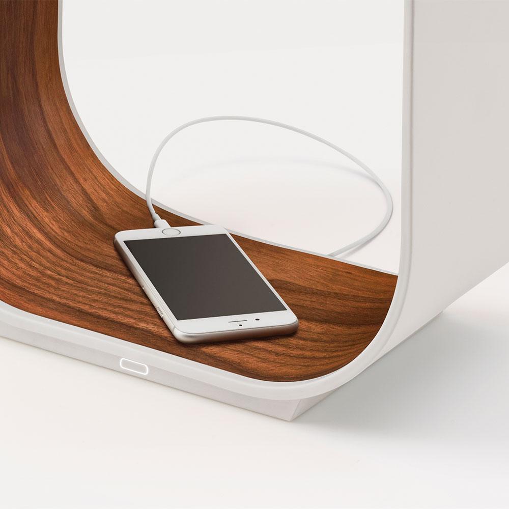 Les intérieurs en bois de qualité supérieure et en tissu tissé de Contour offrent un lieu de repos invitant pour vos livres, vos objets précieux ou pour recharger vos appareils mobiles grâce à son port USB intégré.