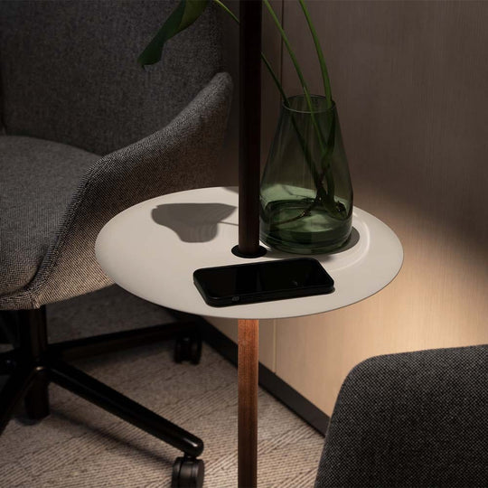 Lampe sur pied à hauteur réglable, Nivél Pedestal de Pablo Designs est un totem autour duquel on peut se rassembler. Portable et rechargeable, Nivél permet aux utilisateurs d'apporter la lumière dans des endroits non desservis par des prises de courant.