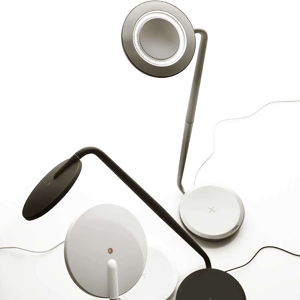 L'abat-jour pivotant et le bras très maniable de la lampe de travail Pixo Plus de Pablo designs lui confèrent une utilité maximale pour un encombrement minimal.