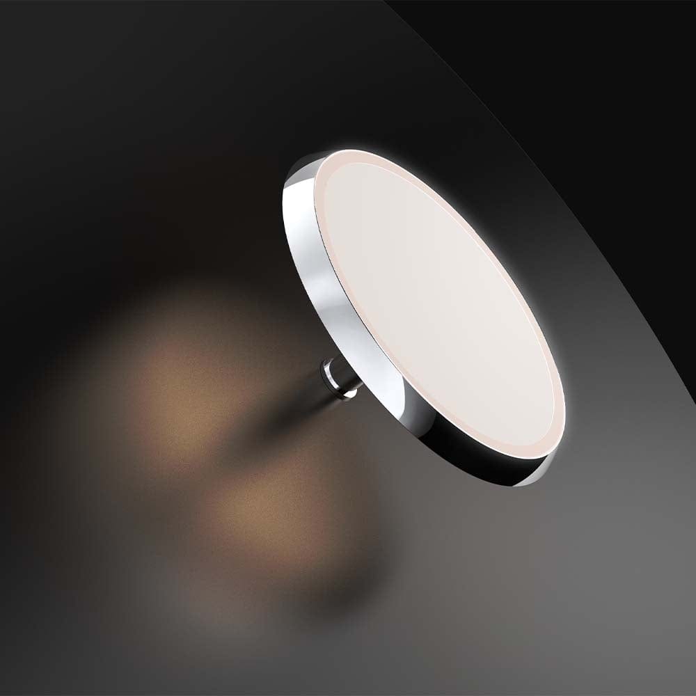 Sky Dome Flush de Pablo designs, lampe murale à fixer au mur ou au plafond, est disponible dans des réflecteurs d'abat-jour en aluminium filé et en bois pressé qui, lorsqu'ils sont combinés à la source LED, donnent à la lampe une apparence d'apesanteur.