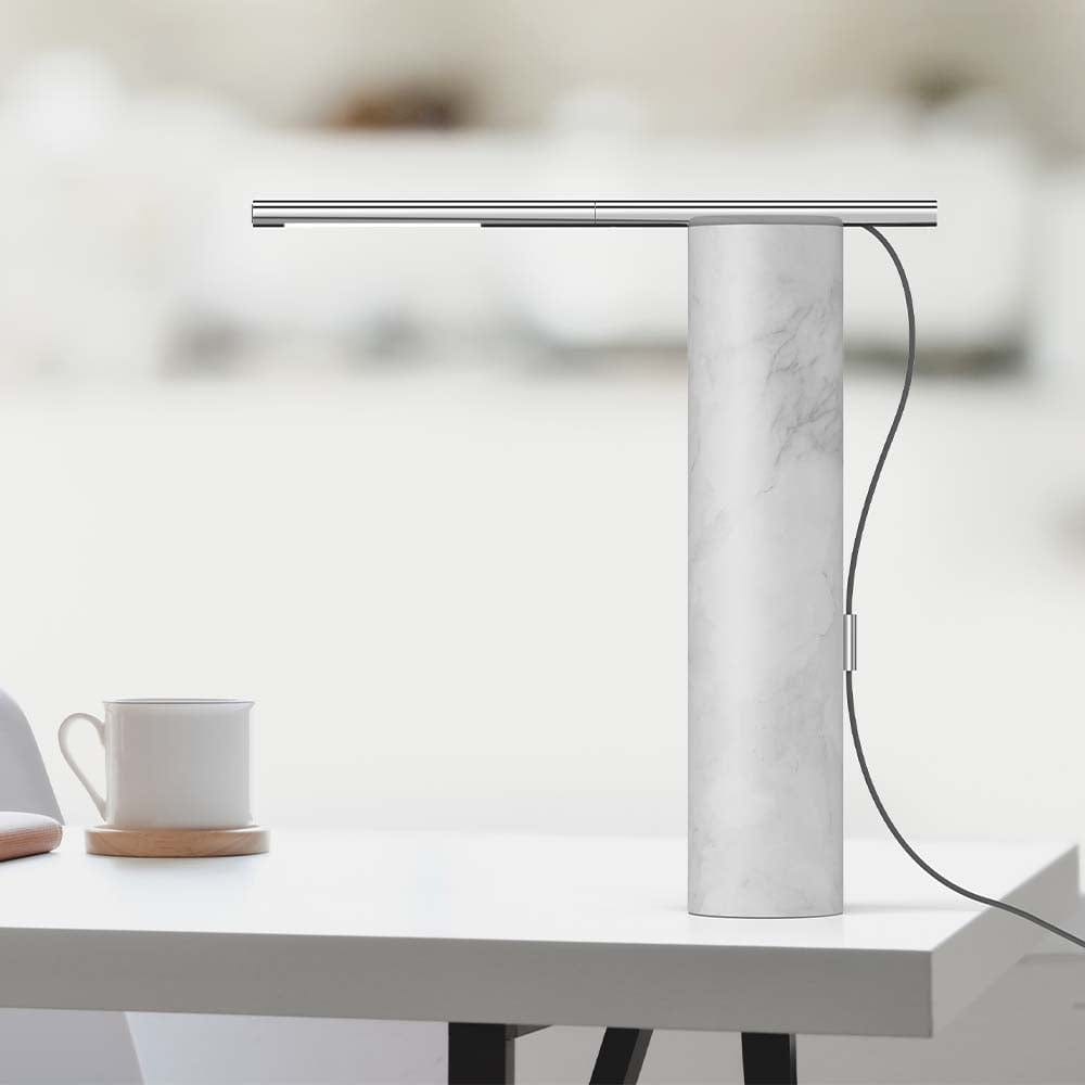 La lampe de table T.O, par Pablo Designs, incarne un dialogue harmonieux entre solidité et légèreté, offrant des contextes illimités d'utilisation dans des environnements résidentiels et professionnels, le tout dans un encombrement minimal