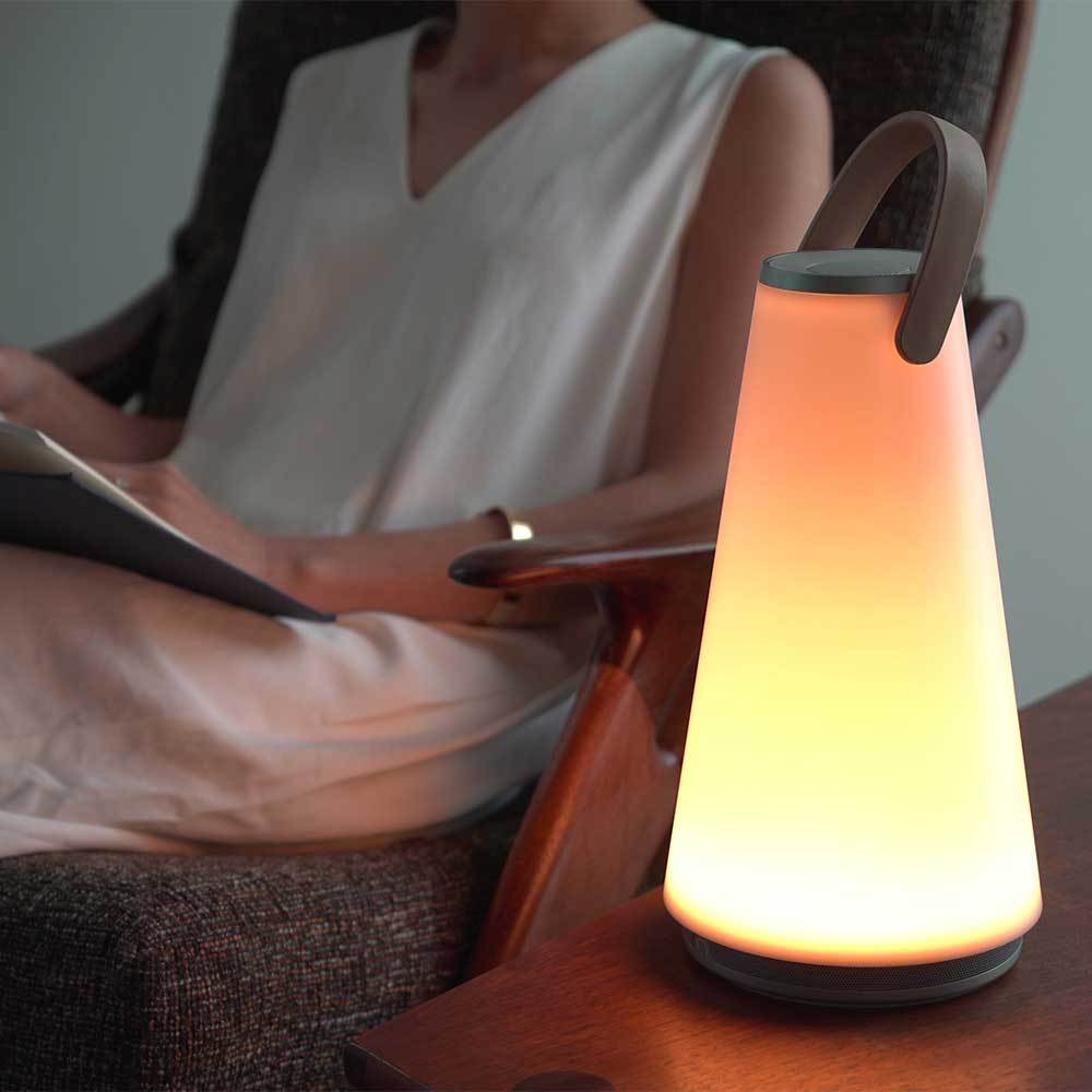 La lampe de table UMA par Pablo Designs redéfinit la lanterne portable pour l'ère moderne. Fusionnant la technologie LED Warm Dim à la pointe de la technologie avec un son surround haute fidélité à 360°