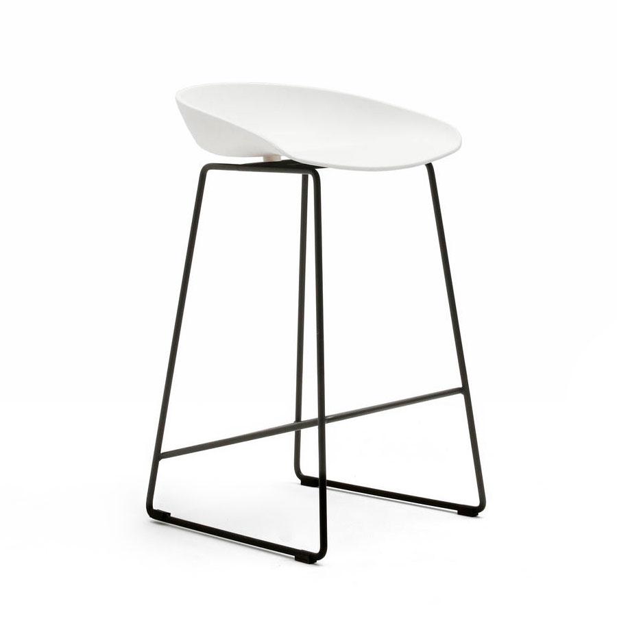 Reproduction About, tabouret de comptoir, en polypropylène et métal, blanc / noir