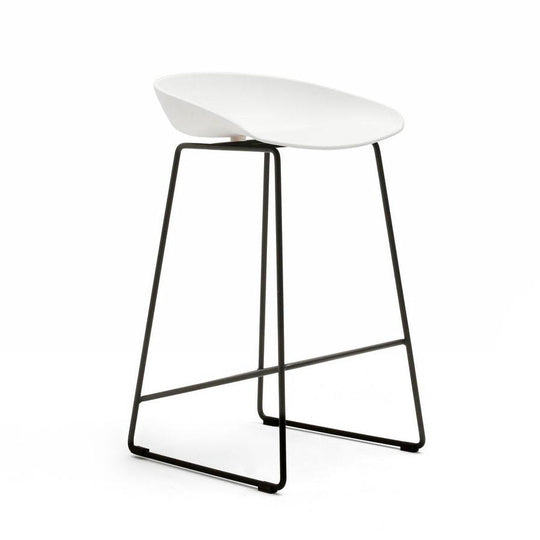 Reproduction About, tabouret de comptoir, en polypropylène et métal, blanc / noir