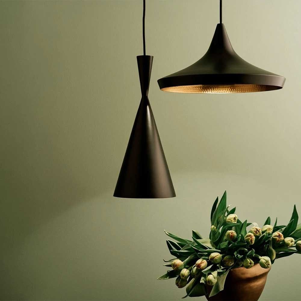 La lampe Beat Tall inspirée du design de Tom Dixon et des cruches indiennes traditionnelles, est réalisée en métal martelé, faisant appel à des techniques traditionnelles