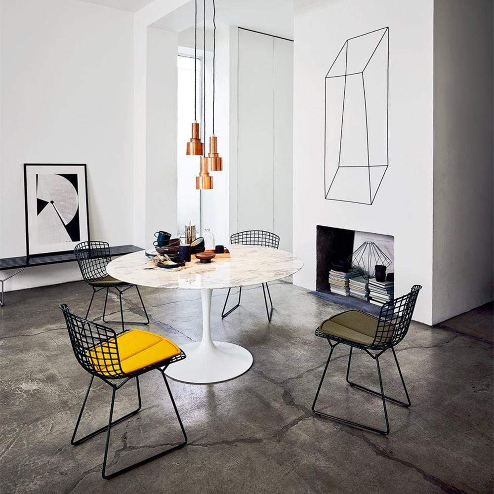 Aérienne et dessinée dans l'espace, la chaise Bertoia offre un excellent confort et s'adapte à la forme de votre corps. Dans un décor rustique ou moderne, l'indémodable Bertoia trouvera sa place autour de votre table.