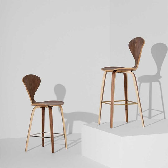 L'élégance du "Mid-Century" à son meilleur. Voici le tabouret de comptoir Cherner, la issu de la collection en contreplaqué de noyer chauffé et moulé. Un design intemporel disponible en deux teintes de noyer de couleur riche inspiré du célèbre designer Norman Cherner.