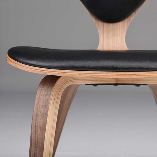 L'élégance du "Mid-century modern" à son meilleur. Voici le tabouret de bar Cherner, issu de la collection en contreplaqué de noyer chauffé et moulé. Un design intemporel disponible en trois teintes de cuir inspiré du célèbre designer Norman Cherner.