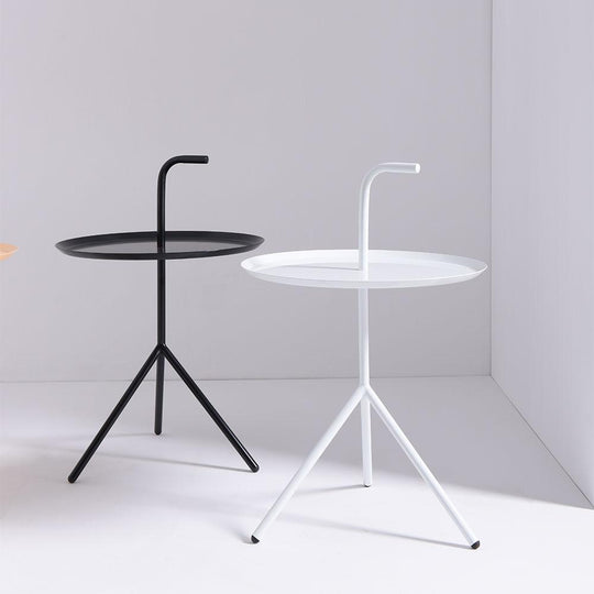 La petite table d'appoint et nomade Leave se déplace de la cuisine au salon selon vos envies. Fabriquée en acier laqué, Leave se caractérise par son piètement tripode et sa structure de forme tubulaire