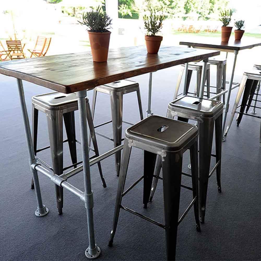 Le tabouret de bar en acier Marais H75. Combinant esthétique et fonctionnalité, il est empilable et met en avant un look industriel irréprochable pour contraster avec un intérieur traditionnel ou pour se mêler avec une décoration plus contemporaine.