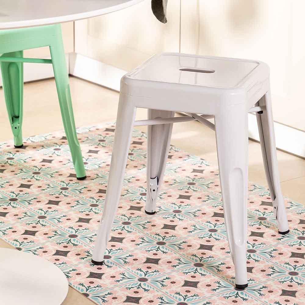 Combinant esthétique et fonctionnalité, le tabouret Marais H est empilable et met en avant un look industriel irréprochable pour contraster avec un intérieur traditionnel ou pour se mêler avec une décoration plus contemporaine.