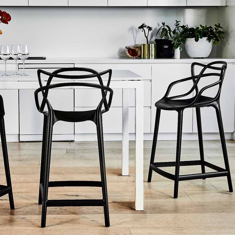 Habile mélange d'une esthétique classique mise au service d'un design contemporain, Nüspace vous propose une alternative au tabouret de comptoir traditionnel : voici le tabouret de comptoir Masters.