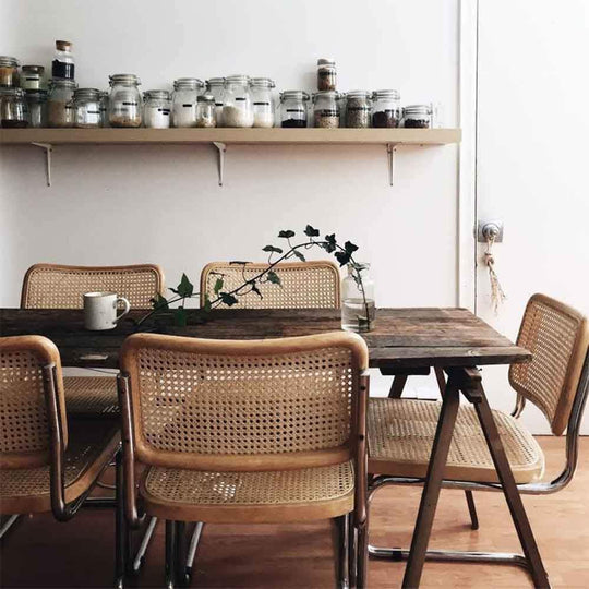 Un classique que vous avez certainement dû voir quelque part. Cette reproduction de la célèbre chaise cannée S32, du designer Marcel Breuer, représente le design des années 1920 et 30. C'est une chaise qui saura vous séduire.