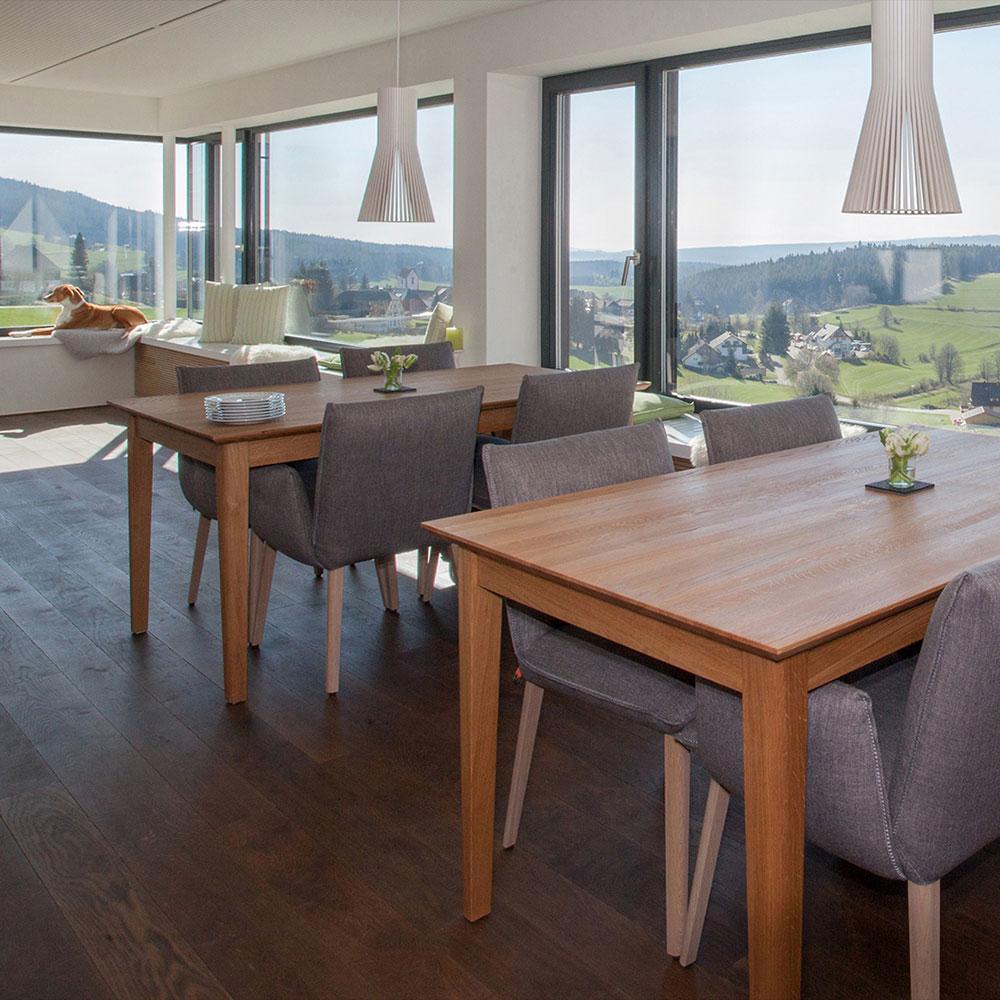 Conçue de lamelles de bois qui laissent entre passer la lumière, chaque lampe suspendue Flute A, faite de bois clair, nous plonge dans une ambiance de chalet, d'atelier