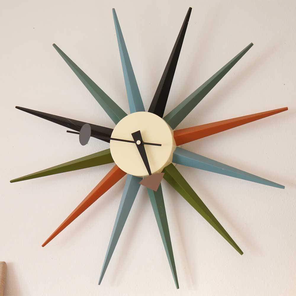 Et oui ! Encore une icône de George Nelson. Cette horloge "mid-century" Sunburst à la fois dynamique et rayonnante rappelant le système solaire vous aidera à admirer les heures qui passent.