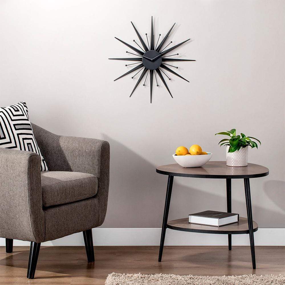 Mettez votre espace à jour avec l’horloge murale Sunray d'inspiration Mid Century Modern qui fait également office d'œuvre d'art élégante. Dotée d'une forme de soleil et d'une finition noire mate moderne, cette pièce est parfaite pour toute maison moderne