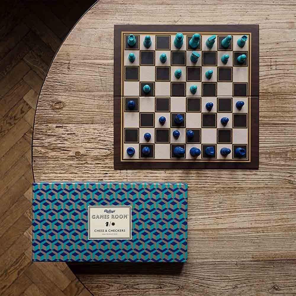 Devenez un maître des échecs et dames avec Ridley's ! Un coffret double face et des pièces de qualité pour des parties stratégiques et conviviales.