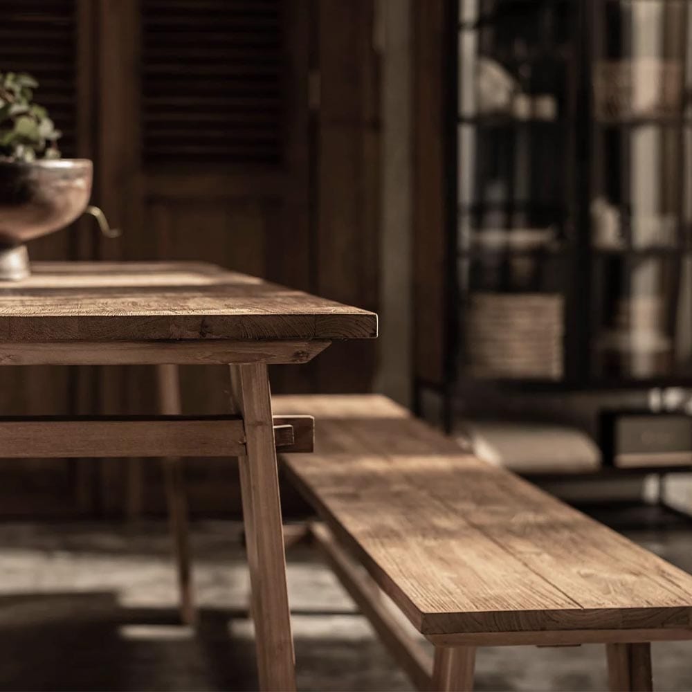 Le Banc Artisan tient bien son nom. Le savoir-faire artisanal et la fonction lui ont donné une forme rustique mais élégante. Ce banc polyvalent est construit à partir de bois de récupération robuste et solide