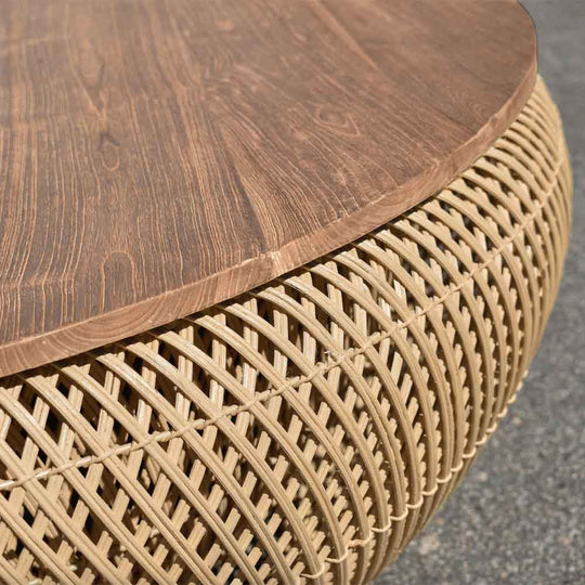 Wave : table à café avec teck recyclé et base en rotin tressé. Le plateau raconte une histoire visuelle unique, tandis que la base évoque un savoir-faire artisanal et un engagement envers la durabilité.