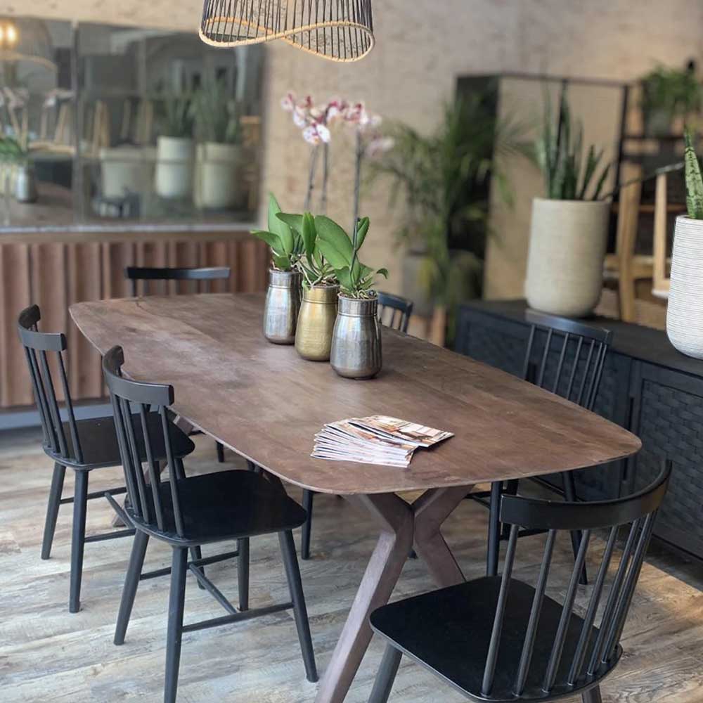 Arcadia : table à dîner bois de manguier traité, mariage moderne et charme rustique. Capacité 8 personnes, esthétique authentique pour des moments chaleureux.