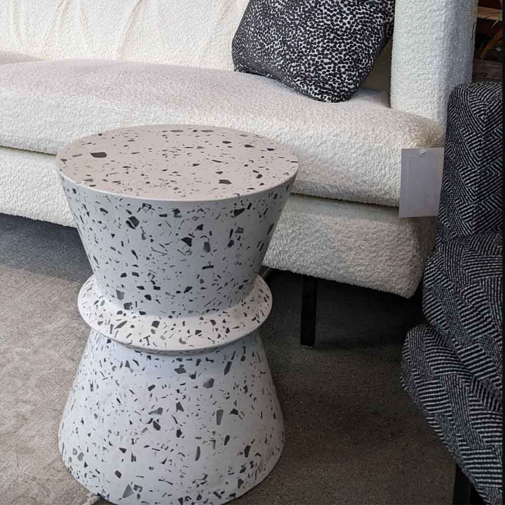 Ce magnifique tabouret fera le bonheur des amoureux de ce matériau appelé terrazzo. Il est constitué de pierres naturelles mélangées à du ciment