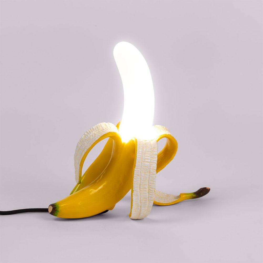 Ajoutez une touche de vitalité à votre intérieur avec la lampe de table Louie de Seletti : ses teintes vives de jaune et de blanc apportent une dose de bonne humeur à votre décoration