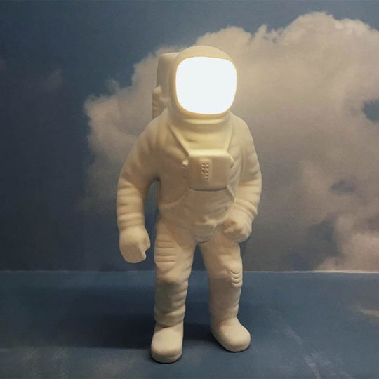 ransformez votre maison en un lieu d'émerveillement avec l'astronaute Flashing Starman de Seletti : une lampe de table ludique qui ajoute une touche de fantaisie et de magie à chaque pièce.