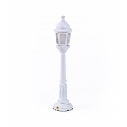 Transformez votre espace avec la lampe de table en forme de lampadaire par Seletti : un clin d'œil nostalgique à l'époque révolue des rues éclairées par des lampadaires, maintenant disponible dans votre salon. Blanc.