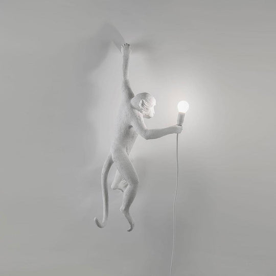 Ajoutez une touche de douceur et de raffinement à votre décoration avec la lampe murale Singe de Seletti, une sculpture lumineuse qui enchante les sens.