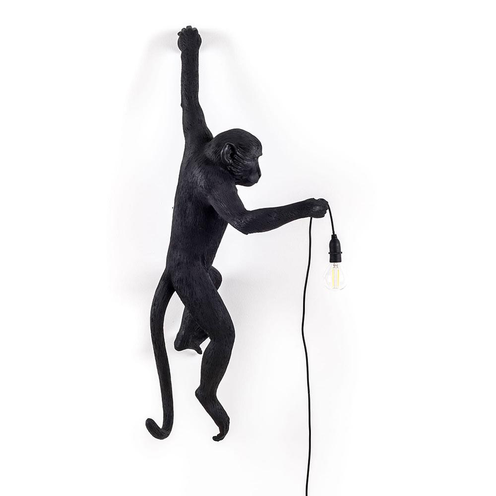 Élevez votre décoration avec la lampe murale Singe agrippé de Seletti, une création artistique qui incarne l'essence de la jungle avec son réalisme saisissant.