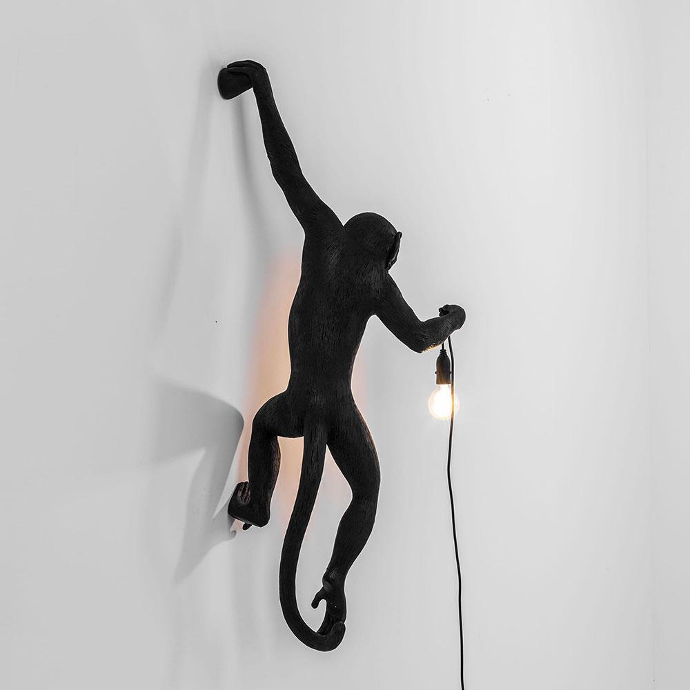 Plongez dans une atmosphère envoûtante avec la lampe murale Singe agrippé de Seletti, une source de lumière LED qui éclaire votre intérieur ou votre extérieur.