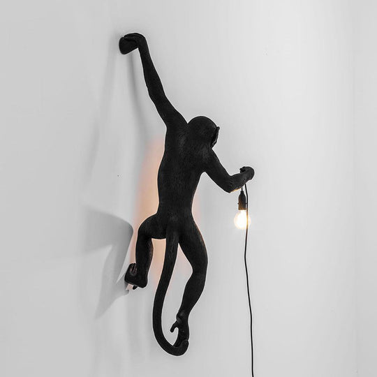 Plongez dans une atmosphère envoûtante avec la lampe murale Singe agrippé de Seletti, une source de lumière LED qui éclaire votre intérieur ou votre extérieur.